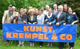 Bild von links : Olaf Timm (RC Heide), Fr. Sommer (Kunst, Krempel)