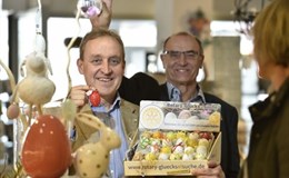Olaf Timm und Hans-Jürgen Block beim Verkauf