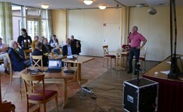 Karsten Wessels (AWO Heide) als 1. Referent im Hybridmeeting