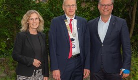 Tilman von Spiegel (Mitte) mit Clubmeisterin Monika Raguse und Sekretär Matthias Albrecht