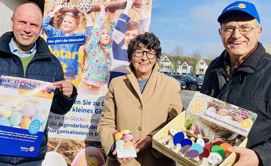 An der Glückseibude: MdL Andreas Hein, Kreispräsidentin Ute Borwieck-Dethlefs und Glückseimanager Hans-Jürgen Block